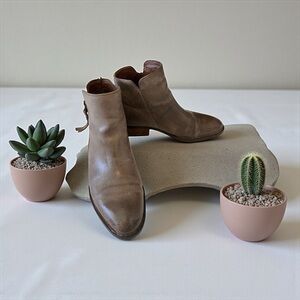 Born Women’s Taupe Gray Leather Ankle Booties Zip Side Size 8M